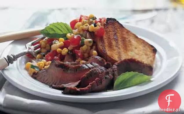 Stek z polędwicy kukurydziano-pomidorowej i grillowanym pieczywem czosnkowym