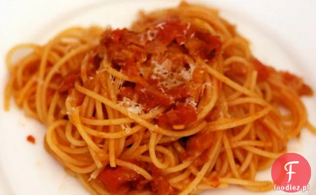 Kolacja: makaron z cebulą, boczkiem i pomidorem (Pasta All ' Amatriciana)