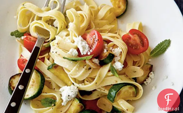 Cukinia, pomidorki Cherry i świeży makaron Ricotta