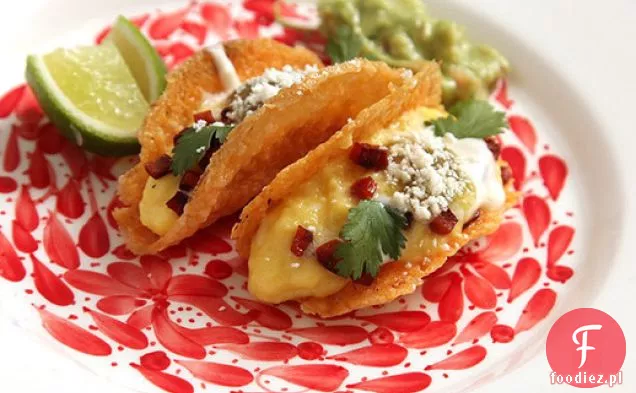 Miękka jajecznica i Chorizo w chrupiących, serowych skorupkach Taco