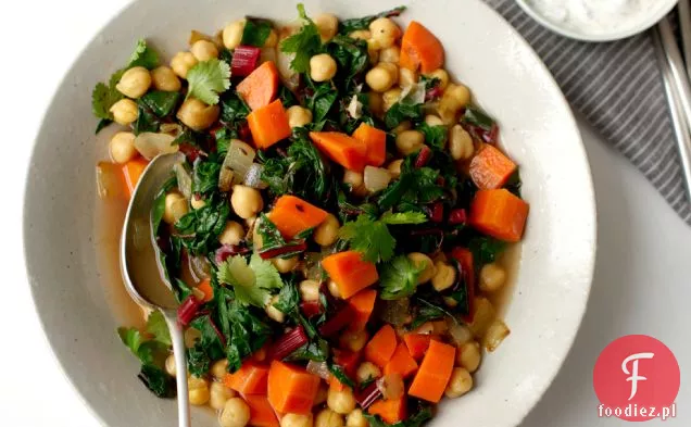 Gulasz z ciecierzycy przyprawiony kminkiem z jogurtem miętowym