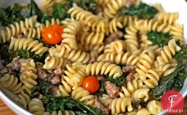 Kolacja dziś wieczorem: Fusilli z kiełbasą, jarmużem i pomidorami Sungold