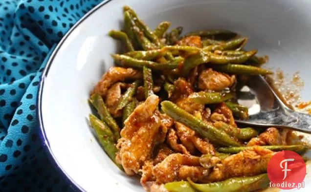 Kurczak Czerwony Curry Stir-Fry z zieloną fasolką