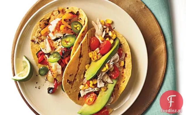 Rozdrobnione Tacos z kurczaka z pomidorami i grillowaną kukurydzą