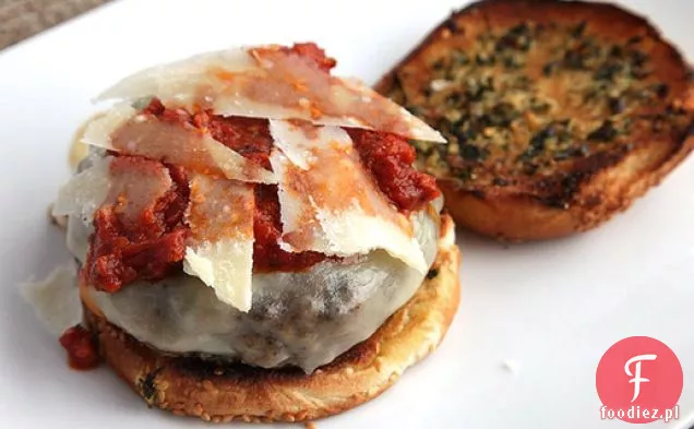 Pepperoni garlic Bread Burgers (grillowane cheeseburgery z sosem Pepperoni podawać na bułeczkach czosnkowych)