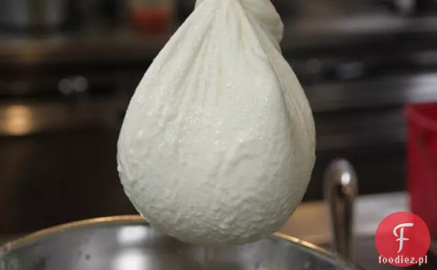 Domowa Ricotta dana Klugera z pieczonym jajkiem i sosem pomidorowym
