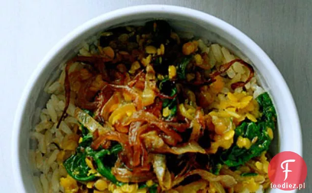 Przyprawiona czerwona soczewica z karmelizowaną cebulą i szpinakiem