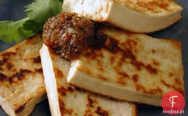 Smażone na patelni Tofu z pikantnym sosem z trawy cytrynowej (Tofu Nuong Xa)