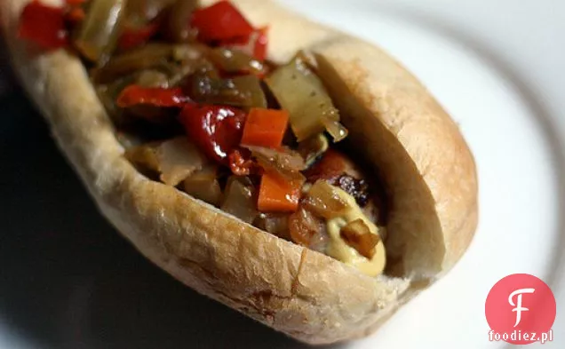 Kolacja: włoska kiełbasa z karmelizowaną cebulą, musztardą i Giardinerią