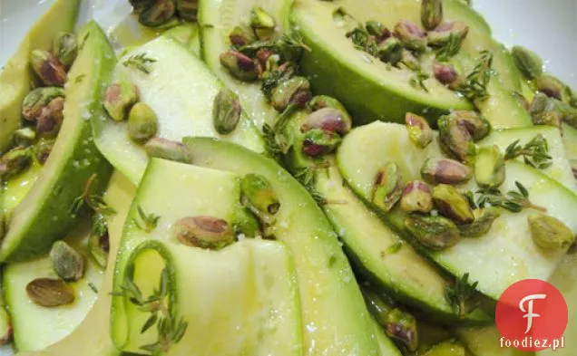 Carpaccio z cukinii Patricii Wells z awokado, pistacjami i olejem pistacjowym