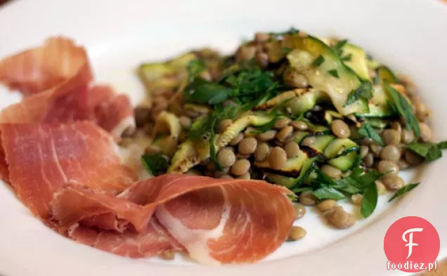 Kolacja: sałatka z soczewicy z grillowaną cukinią i Prosciutto
