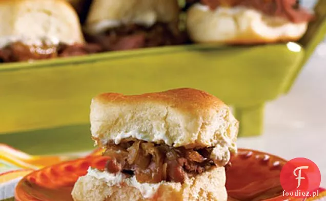 Kanapki wołowe i niebieskie z karmelizowaną cebulą