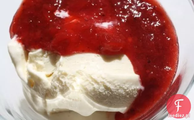 Tajny składnik (czarny pieprz): słodkie lody śmietankowe z sosem truskawkowo-czarnym pieprzem