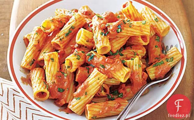 Rigatoni w kremowym sosie pomidorowym