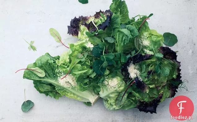 Serduszka sałatowe z ogolonymi orzechami laskowymi