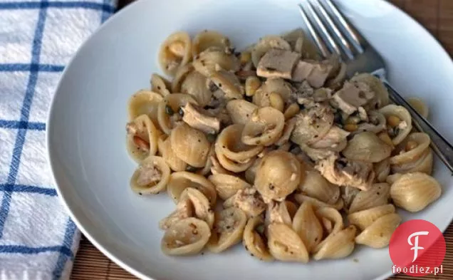 Kolacja: makaron z tuńczykiem, orzeszkami pinii, nasionami kopru włoskiego, kaparami i cytryną