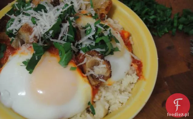 Ugotuj książkę: jajka gotowane w sosie pomidorowym na kuskusie z Oregano i pietruszką