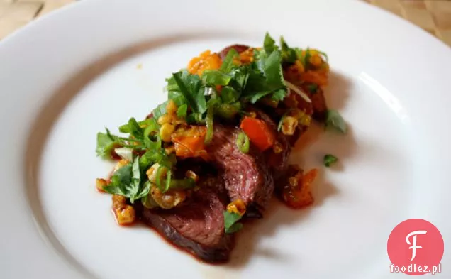 Dziś Kolacja: stek w plastrach z pieczoną kukurydzą salsą