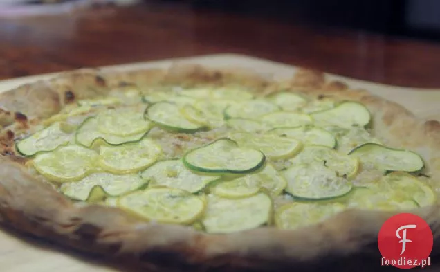 Letnia Pizza Squash z pieczonym czosnkiem i Crème Fraîche