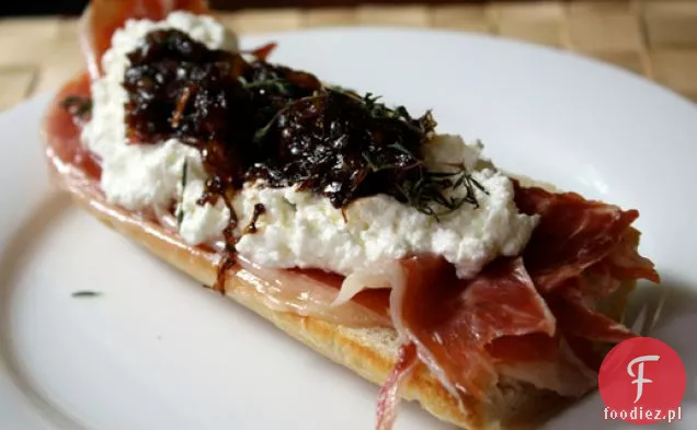 Otwarta Prosciutto, świeża Ricotta i kanapki z marmoladą z czerwonej cebuli