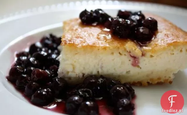 Niedzielny Brunch: pieczone ciasto Blintz ze świeżym sosem borówkowym