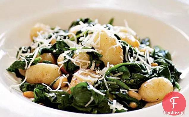 Gnocchi z brązowego masła ze szpinakiem i orzeszkami piniowymi