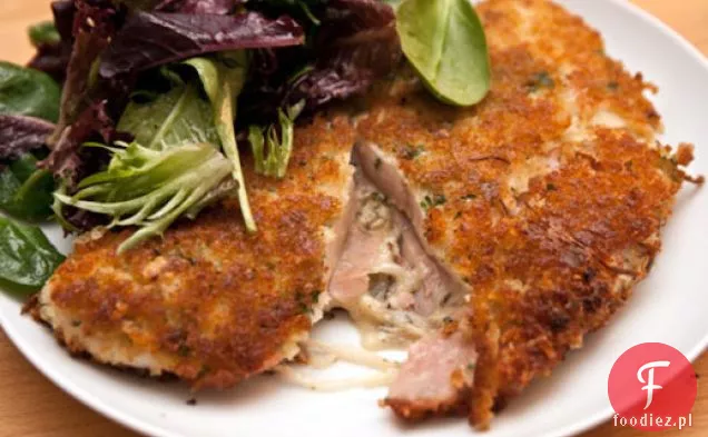 Kolacja: kotlet z kurczaka faszerowany szynką, serem i kiszoną kapustą