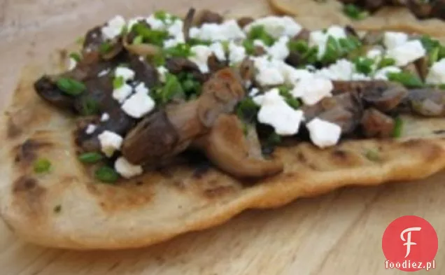 Mięso Lite: pieczarki, kiełbasa, kozi ser i szczypiorek Grillowana Pizza