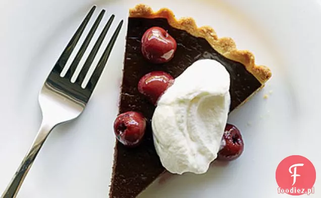 Tarta z ciemnej czekolady, wiśnie i migdałowa bita śmietana