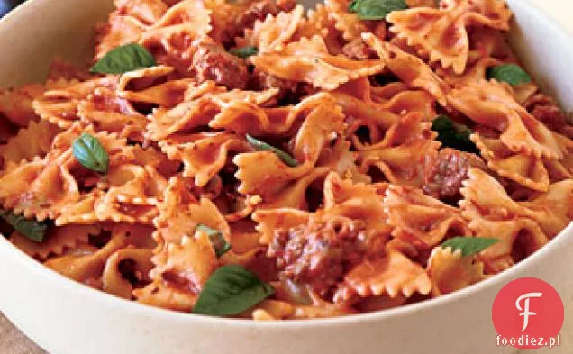 Farfalle z kiełbasą, pomidorami i śmietaną