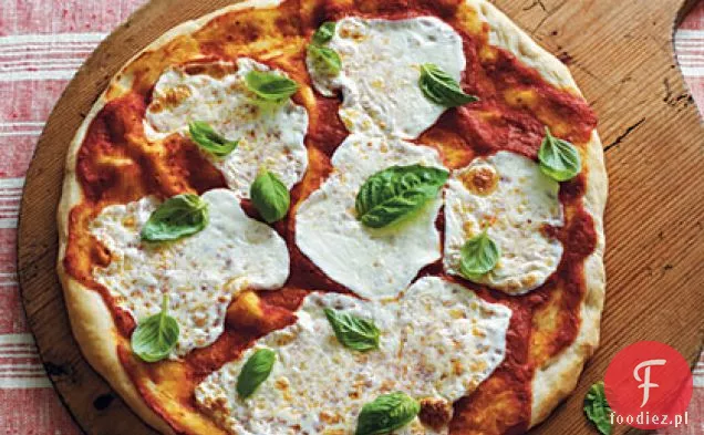 Pizza z mozzarellą i bazylią