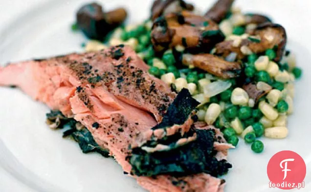 Grillowany łosoś Sockeye z fasolą Fava, białą kukurydzą i Sukkotaszem z dzikich grzybów