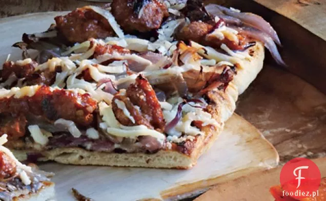 Grillowane pieczywo z karmelizowaną cebulą, kiełbasą i serem Manchego