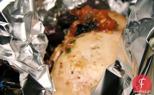 Kolacja: piersi z kurczaka w folii z pomidorem, oliwkami i parmezanem
