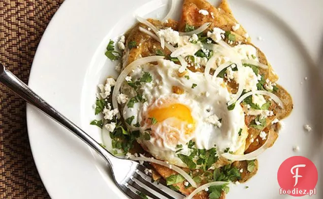 Chilaquiles Verdes ze smażonymi jajkami
