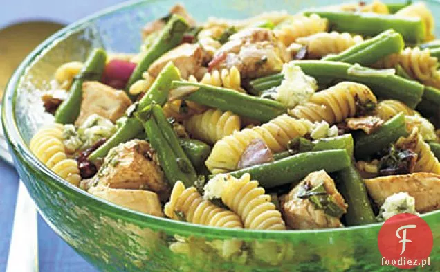 Sałatka makaronowa z kurczakiem, fasolą i serem pleśniowym z suszonymi pomidorami Vinaigrette
