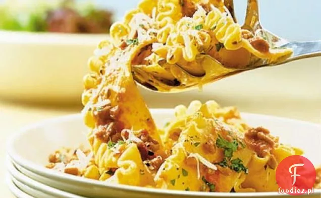 Pappardelle z kiełbasą i nasionami kopru włoskiego bolognese