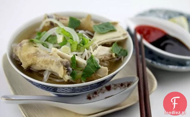 Pho Ga (wietnamska zupa z makaronem drobiowym z imbirem)