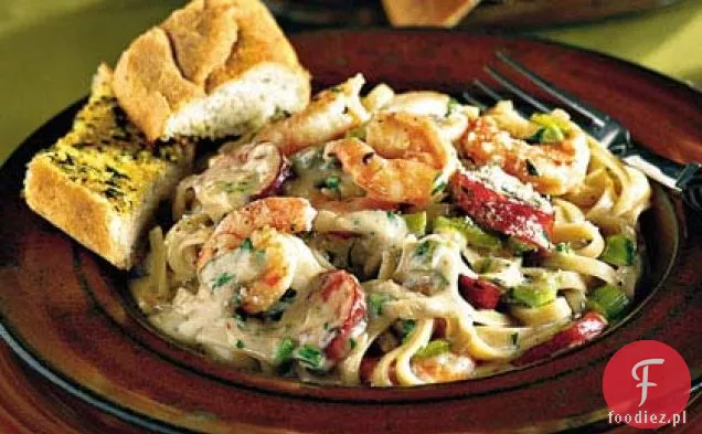 Krewetki Cajun i sos Andouille Alfredo na makaronie