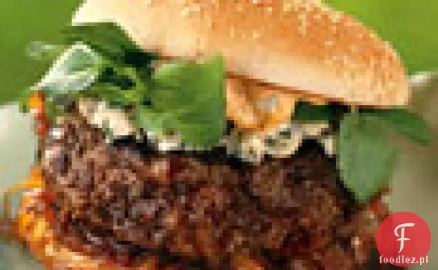 Andouille i hamburgery wołowe z pikantnym majonezem i karmelizowaną cebulą