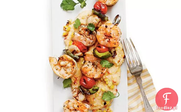 Grillowane krewetki i wędzone grillowane kasze kukurydziane