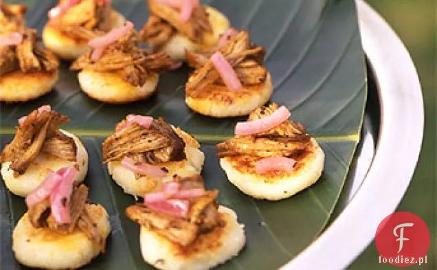 Arepas z wieprzowiną i marynowaną cebulą