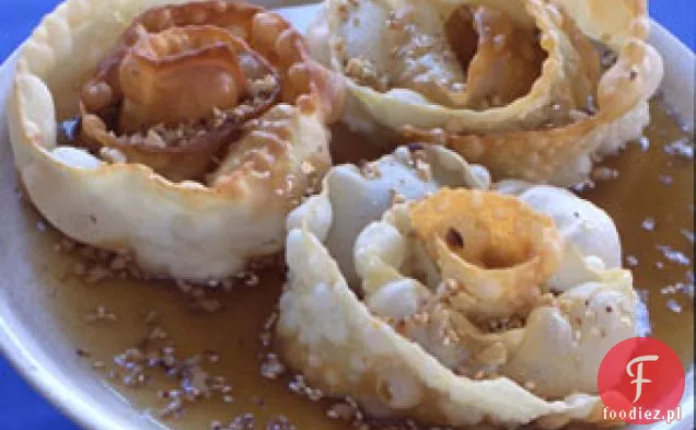 Smażone spirale z miodem, sezamem i orzechami włoskimi