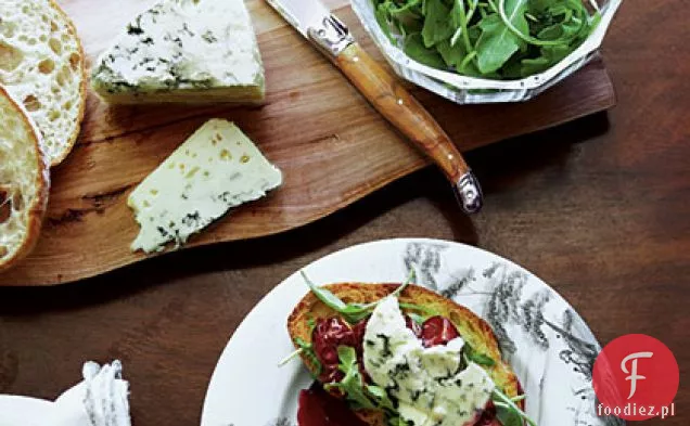 Miodowo-rozmarynowe wiśnie i ser pleśniowy Crostini