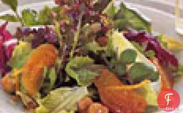 Sałatka z jesiennych zieleni z Persimmons i orzechami laskowymi