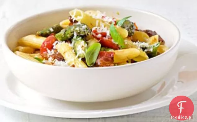 Zapiekane szparagi, pancetta i pomidorowy makaron wiśniowy