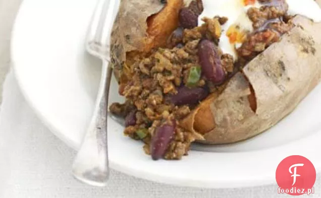 Pieczone słodkie ziemniaki z łatwym chilli i śmietaną