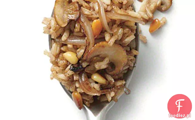 Pieczarki i orzeszki sosnowe smażony brązowy ryż