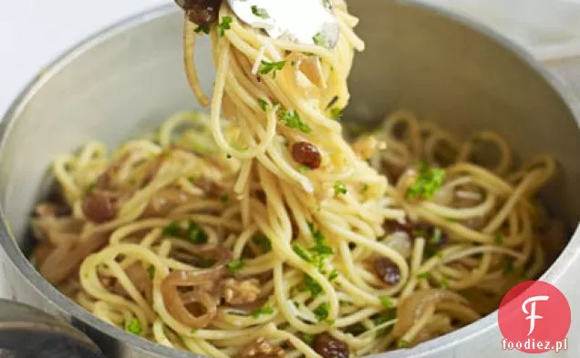 Spaghetti z orzechami włoskimi, rodzynkami i pietruszką