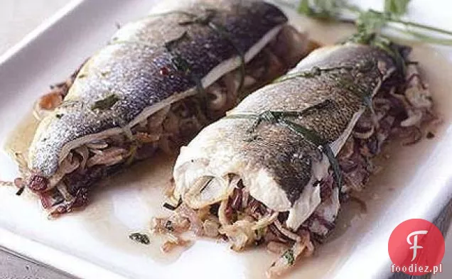 Pieczony okoń morski z liśćmi chilli i limonki